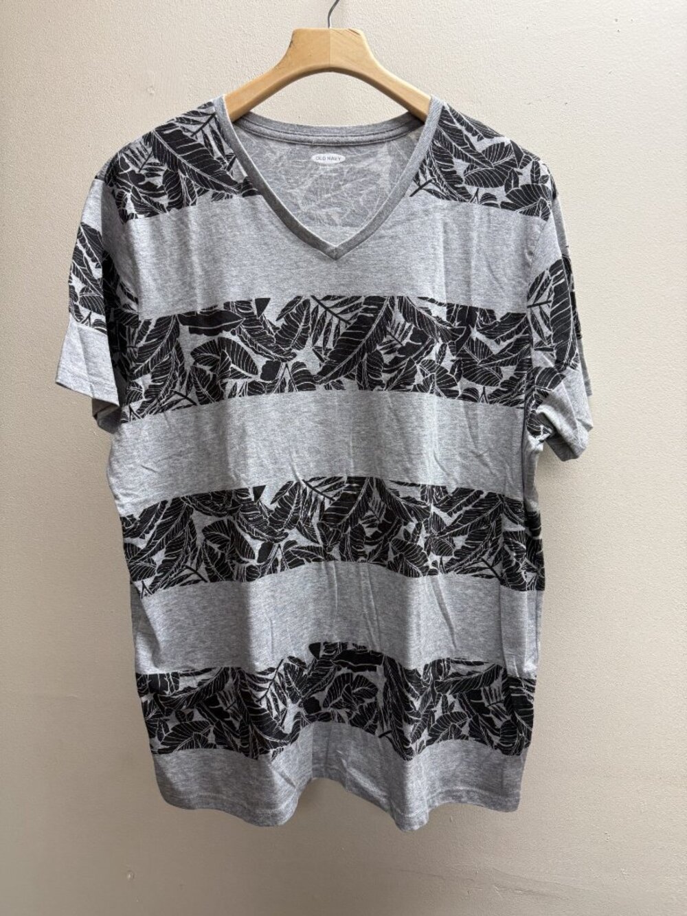 Old Navy Soft Washed v-neck Men's XL tshirt